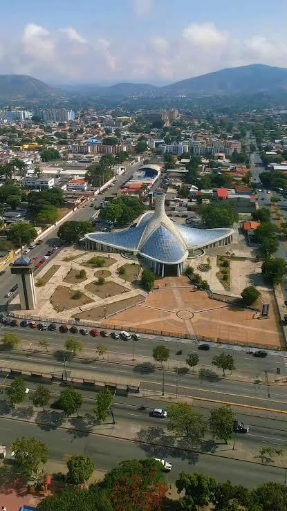 Vista aérea de Barquisimeto y el monumento Flor de Venezuela